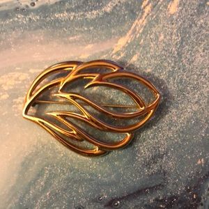 Vintage Monet leaf gold tone brooch